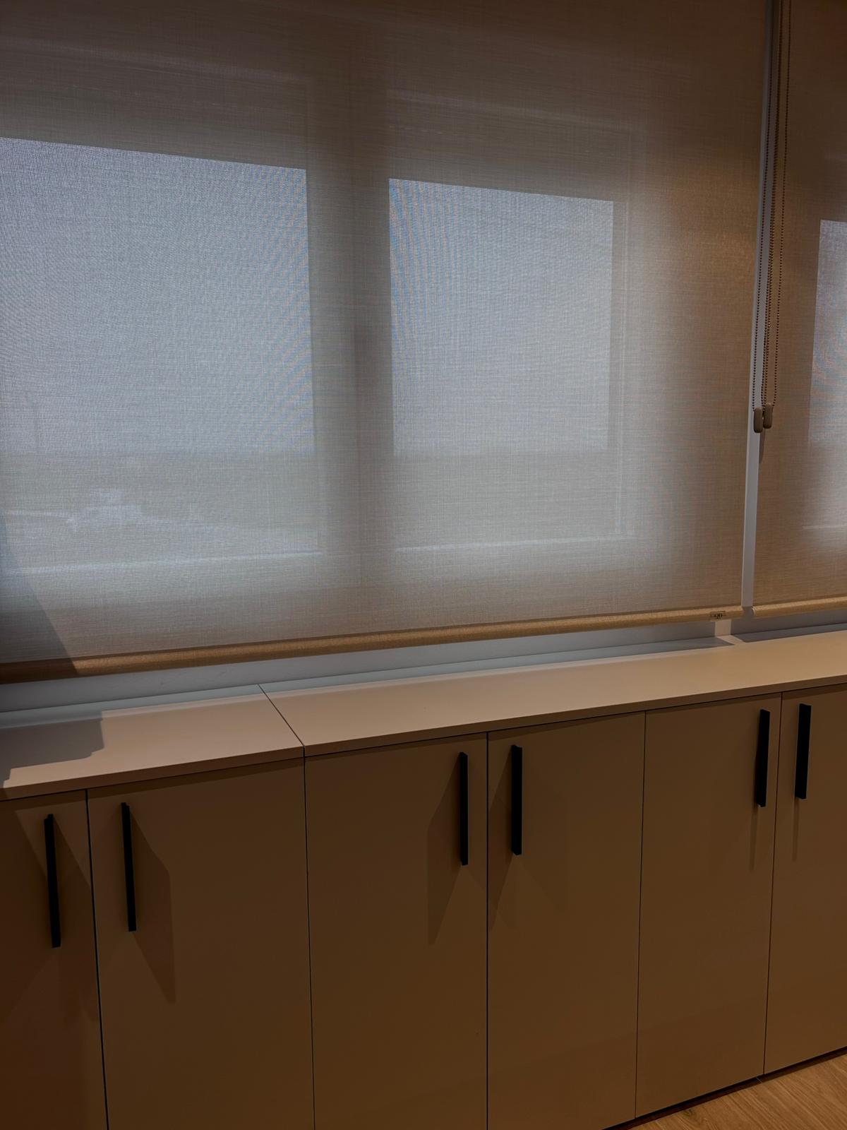 Armarios bajos y cortinas oficinas abajo_2