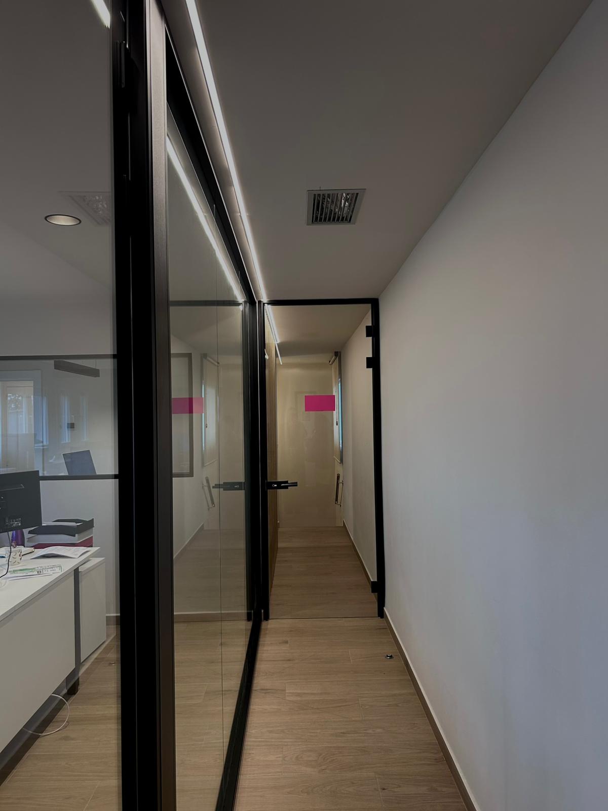 Pasillo oficinas abajo